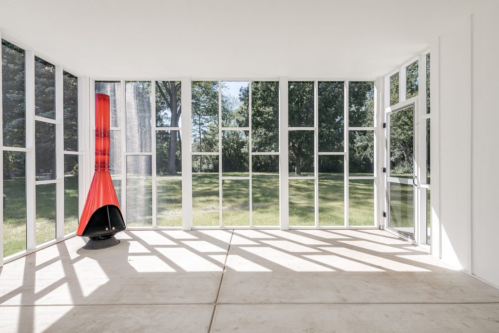 Midcentury Modern Porch in Itasca IL by Galvanized Construction, Architectural Photography in Chicago