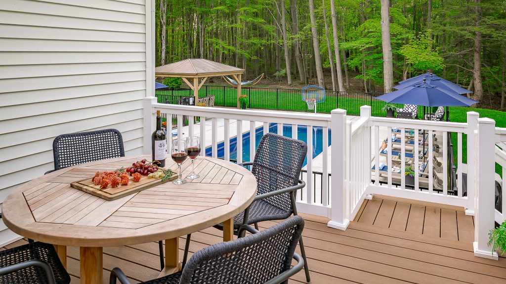Outdoor dining at rental home